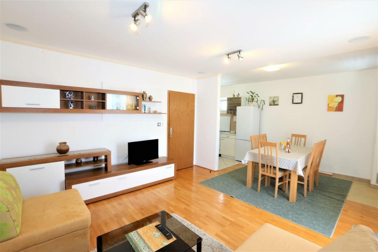Apartmani Vinko Baska Voda Bagian luar foto